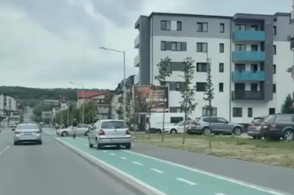 VIDEO. O șoferiță a confundat volanul cu bicicleta! A folosit pista de biciclete ca pe o bandă de circulație: „Cui îi mai pasă?”