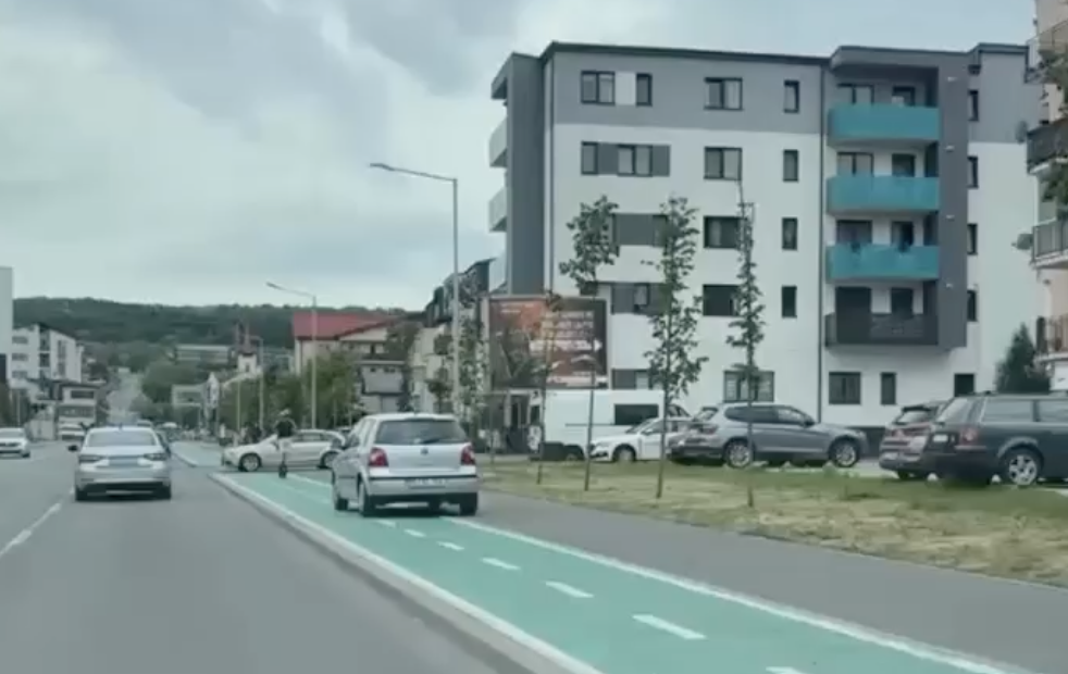 VIDEO O soferita a confundat volanul cu bicicleta A folosit pista de biciclete ca pe o banda de circulatie Cui ii mai pasa