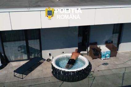 VIDEO: Urmărit internațional „prins” de mascați direct din piscină. Se relaxa pe terasa unui penthouse de lux. Va fi dus la Curtea de Apel Cluj.