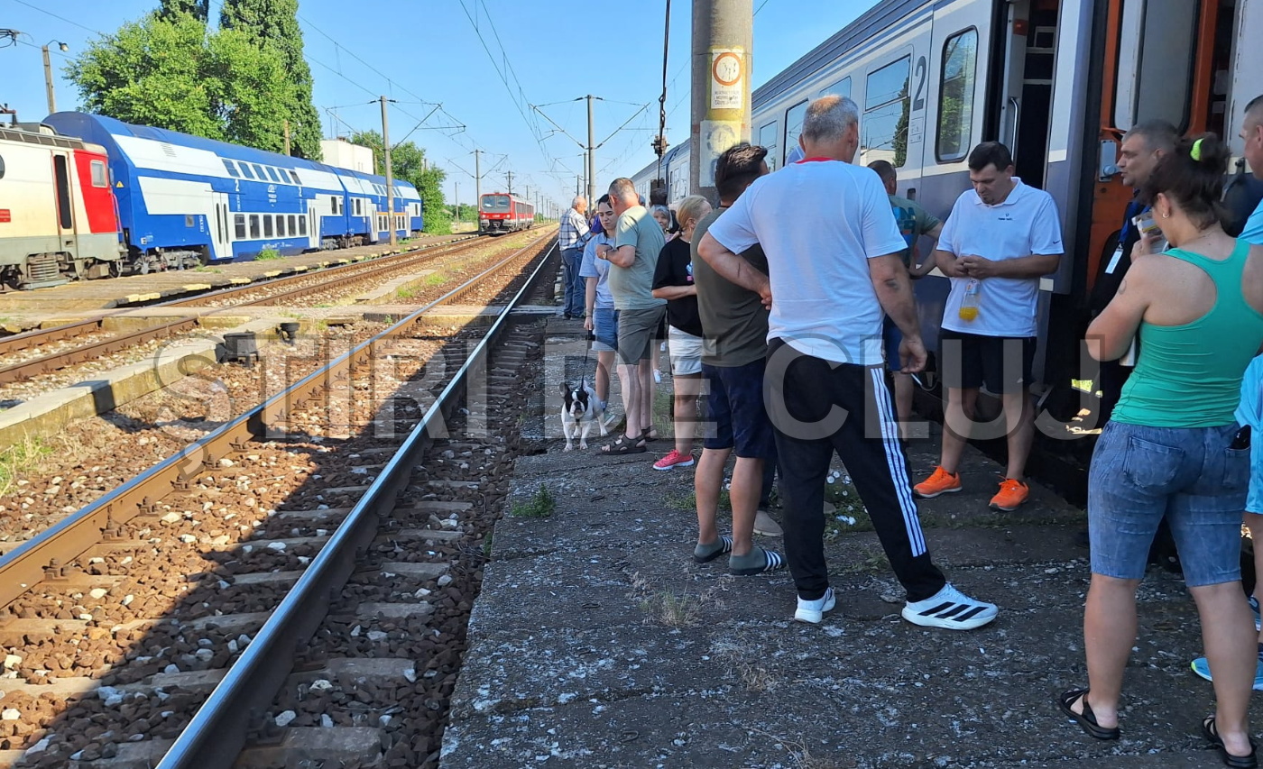 VIDEO Vacanta de cosmar pentru zeci de clujeni Blocati cu trenul ore in sir in camp in timp ce CFR isi schimba scuzele de la o ora la alta