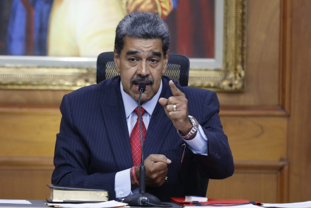Venezuela il ocoleste pe Maduro Fostul lider dispare din propaganda pe care a construit o