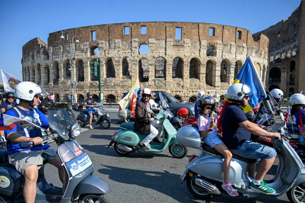 Vespa a celebrat 80 de ani Mii de pasionati au defilat cu scuterele pe strazile Romei Vespa reprezinta un stil de viata
