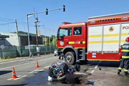 Accident în Jucu, Cluj: Un motociclist și un pasager din mașina implicată au fost răniți și transportați de urgență la spital.
