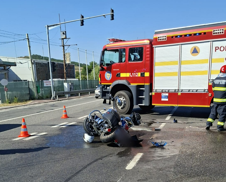 accident in jucu cluj un motociclist si un pasager din masina implicata au fost raniti si transportati de urgenta la spital