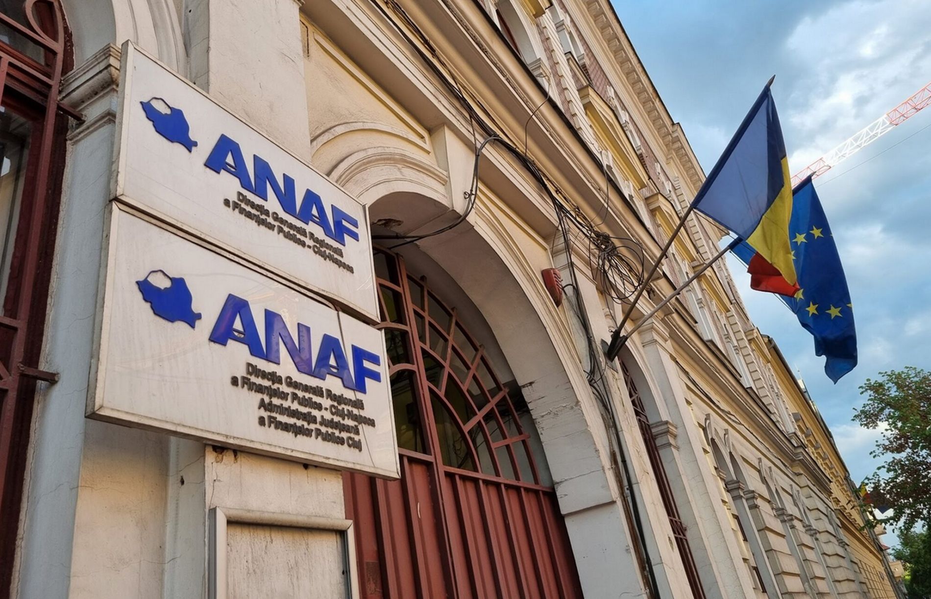 blocaj total la ANAF activitatea va fi oprita intre orele 8 00 si 16 00 cetatenii se plang ca vor pierde 2000 de lei din salarii dintr o data revolta