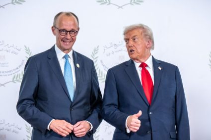 Cadou surpriză pentru Trump la summitul G7. Ce i-a dăruit cancelarul Germaniei.