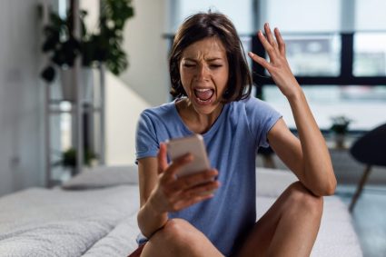 Este acceptabil să folosești telefonul pe difuzor în locuri publice? Reguli esențiale pentru bunele maniere la telefon.