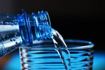 Etichete noi pentru apa îmbuteliată: Producătorii ar putea fi obligați să indice sursa de apă.
