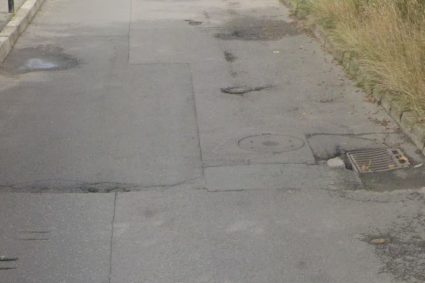 Gropi misterioase apărute pe o stradă din Cluj-Napoca. Un locuitor din Dâmbu Rotund a raportat degradări în două locații diferite: „Au dimensiuni mari”