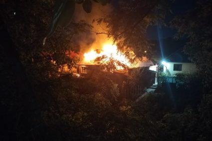Incendiu de proporții: Două case în flăcări, focul propagându-se de la una la cealaltă. O femeie din Cluj a avut un atac de panică. Cauza: Scurtcircuit!