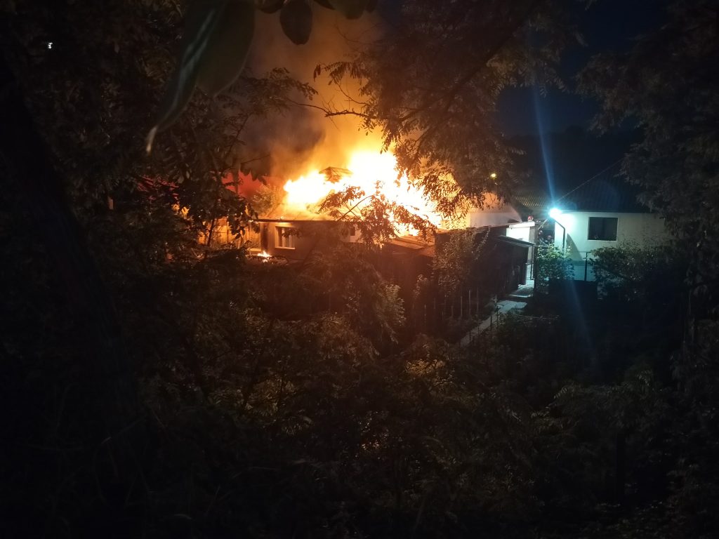 incendiu de proportii doua case in flacari focul propagandu se de la una la cealalta o femeie din cluj a avut un atac de panica cauza scurtcircuit