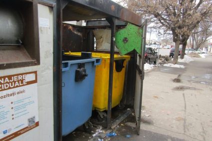 Incendiu pe o stradă din Cluj-Napoca! Pompierii au intervenit rapid după ce deșeurile menajere au fost cuprinse de flăcări.