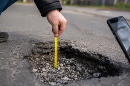 Infrastructura din Cluj-Napoca, în stare critică! Cetățenii cer intervenții urgente pe poduri și pe mai multe străzi esențiale.