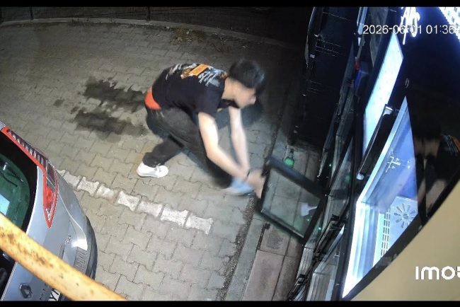 nesimtire fara margini in floesti un buchetomat a fost vandalizat si jefuit in timpul noptii