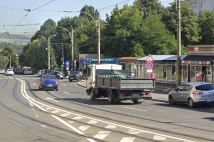 O bandă întreagă de circulație din Cluj a fost transformată în parcare: clujenii sunt nemulțumiți și cer intervenția de urgență a autorităților.