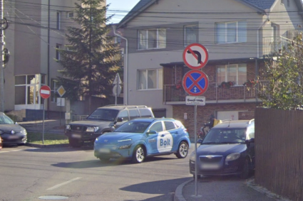 Parchezi pe trotuar, în intersecție, lângă marcajele de interdicție: Ce se petrece în fiecare noapte pe o stradă din Cluj-Napoca