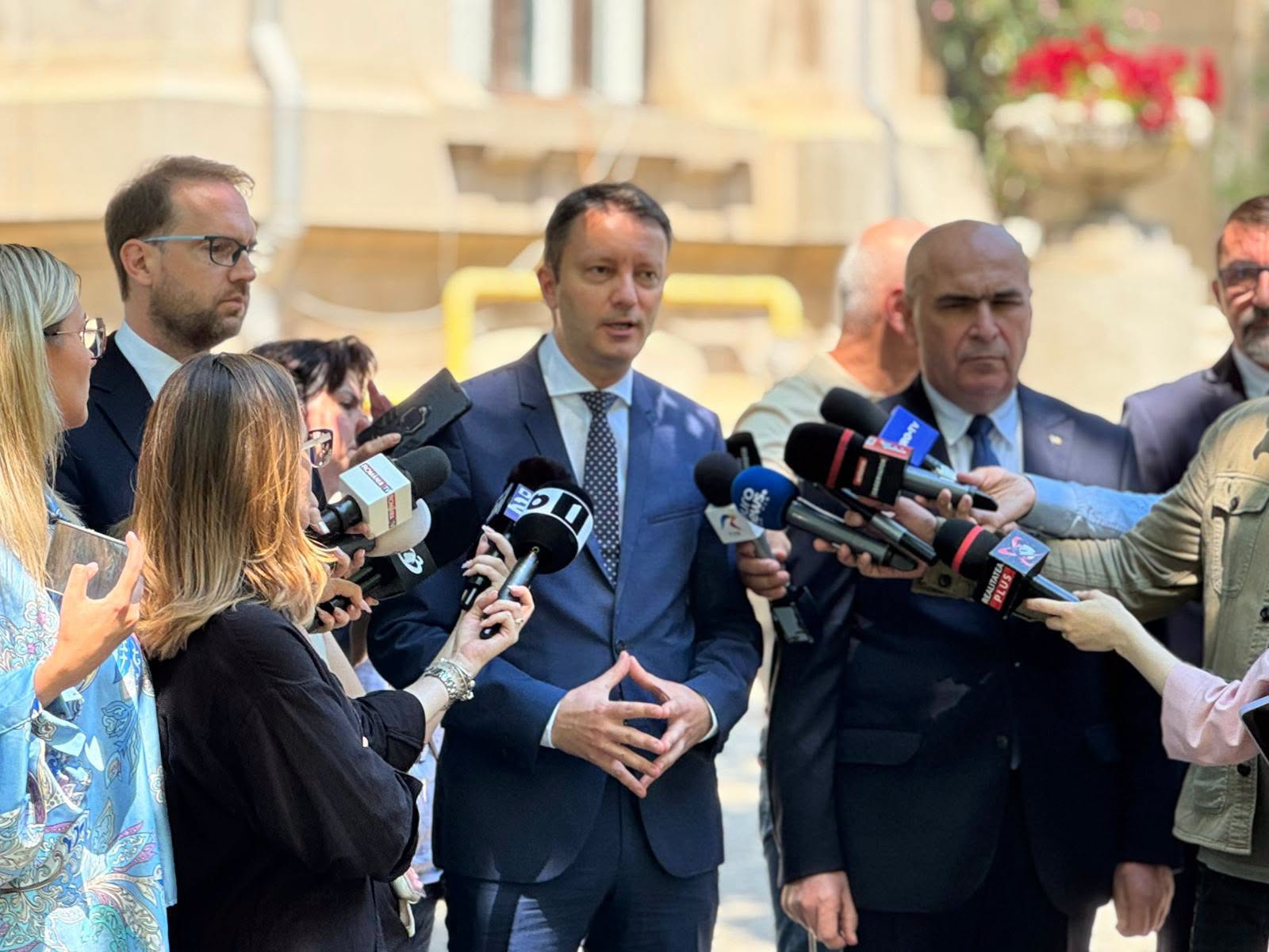 schimb de replici intense in criza politica siegfried muresan il critica pe grindeanu doua luni s a ferit sa fie premier iar acum brusc isi doreste