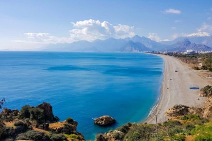 Şoc pentru fumători într-o destinaţie îndrăgită de români: Fumatul, interzis pe plajă.