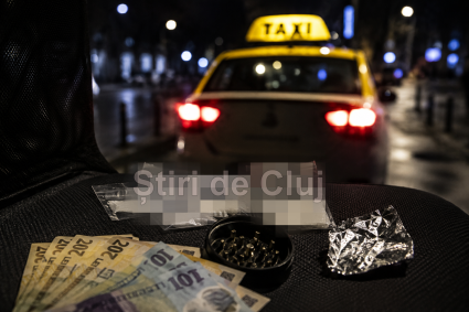 Taximetrist din Cluj, implicat într-o rețea de trafic de droguri periculoase. Substanțele ar fi fost transportate cu taxiul și vândute pentru sume între 200 și 3000 de lei.