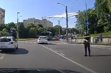VIDEO. Biciclist rănit sub Podul Calvaria din Cluj. Traficul a fost deviat, iar poliția a intervenit la incident.