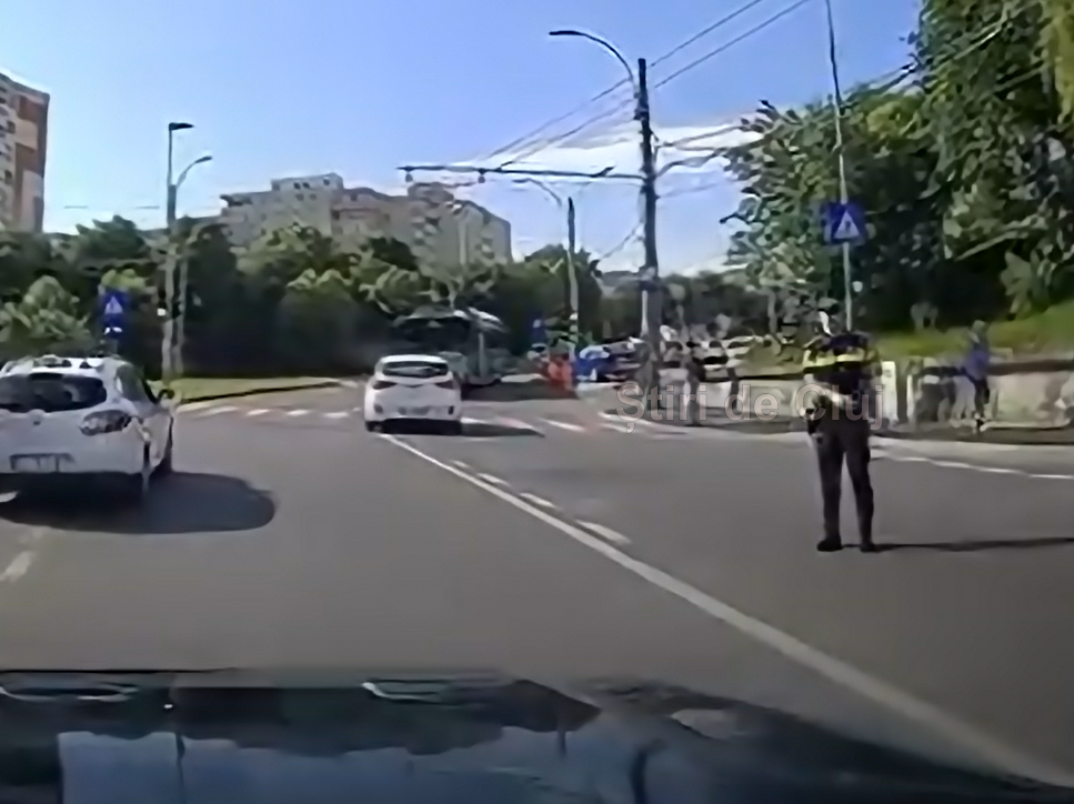 video biciclist ranit sub podul calvaria din cluj traficul a fost deviat iar politia a intervenit la incident