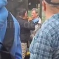 video exclusiv incaitare in statia de autobuz din marasti cluj sub privirile socate ale calatorilor recent l a lovit si l a pus la pamant