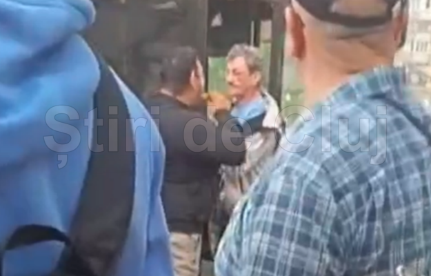 video exclusiv incaitare in statia de autobuz din marasti cluj sub privirile socate ale calatorilor recent l a lovit si l a pus la pamant