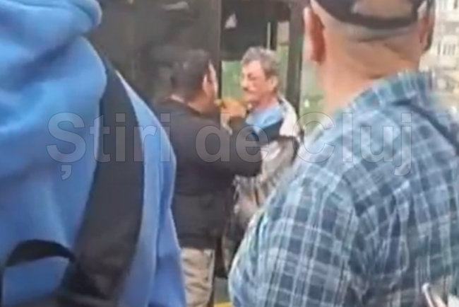 video exclusiv incaitare in statia de autobuz din marasti cluj sub privirile socate ale calatorilor recent l a lovit si l a pus la pamant