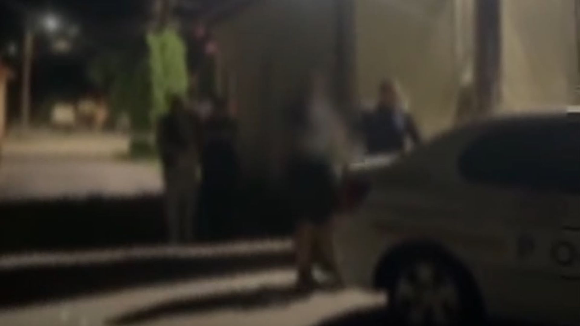 video scanal urias la targul coaselor din cluj doi barbati au fost retinuti dupa ce ar fi amenintat jandarmi si politisti in fata multimii