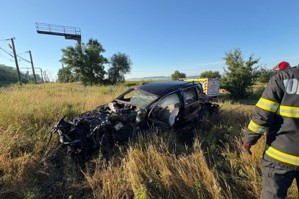 Accident grav la trecerea de nivel cu calea ferată: un tren de persoane a lovit un autoturism, iar șoferul a murit.