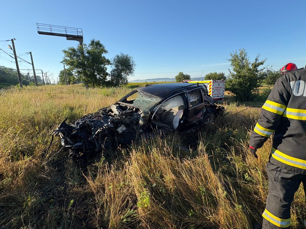 Accident grav la trecerea de nivel cu calea ferata un tren de persoane a lovit un autoturism iar soferul a murit