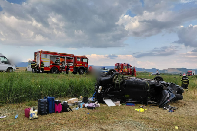 Accident pe Drumul Mortii Cluj Oradea Cinci raniti inclusiv doi copii Un barbat a ramas incarcerat iar traficul este complet oprit