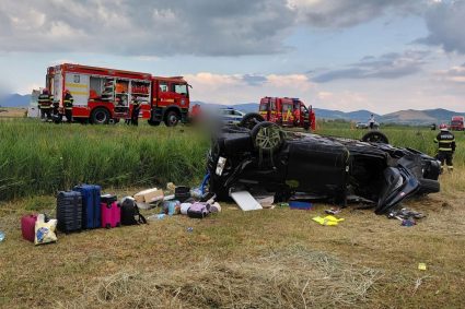 Accident serios la ieșirea din Huedin spre Oradea: un bărbat prins în mașină după ce aceasta s-a răsturnat, cinci persoane rănite.