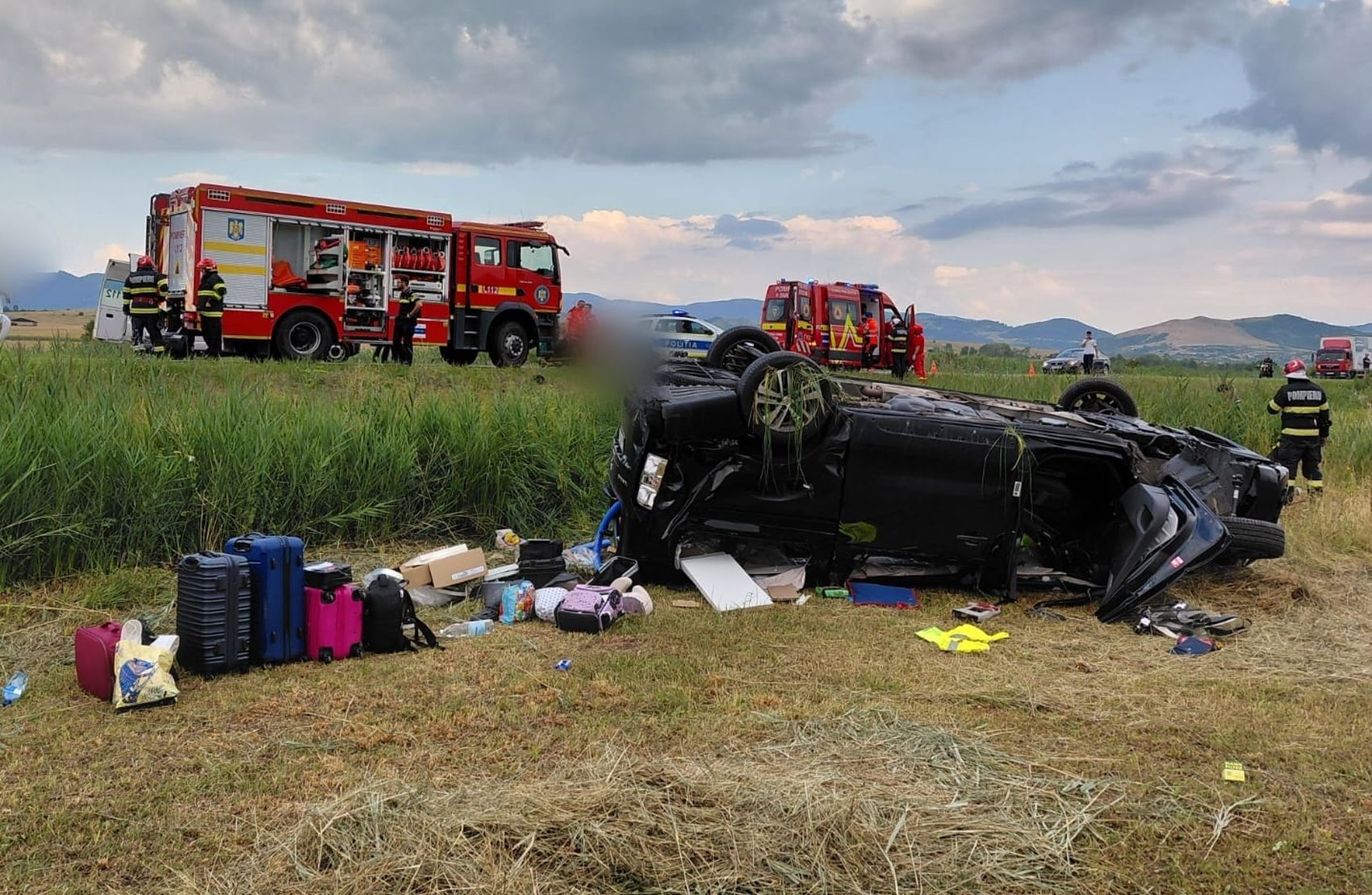 Accident serios la iesirea din Huedin spre Oradea un barbat prins in masina dupa ce acesta s a rasturnat cinci persoane ranite