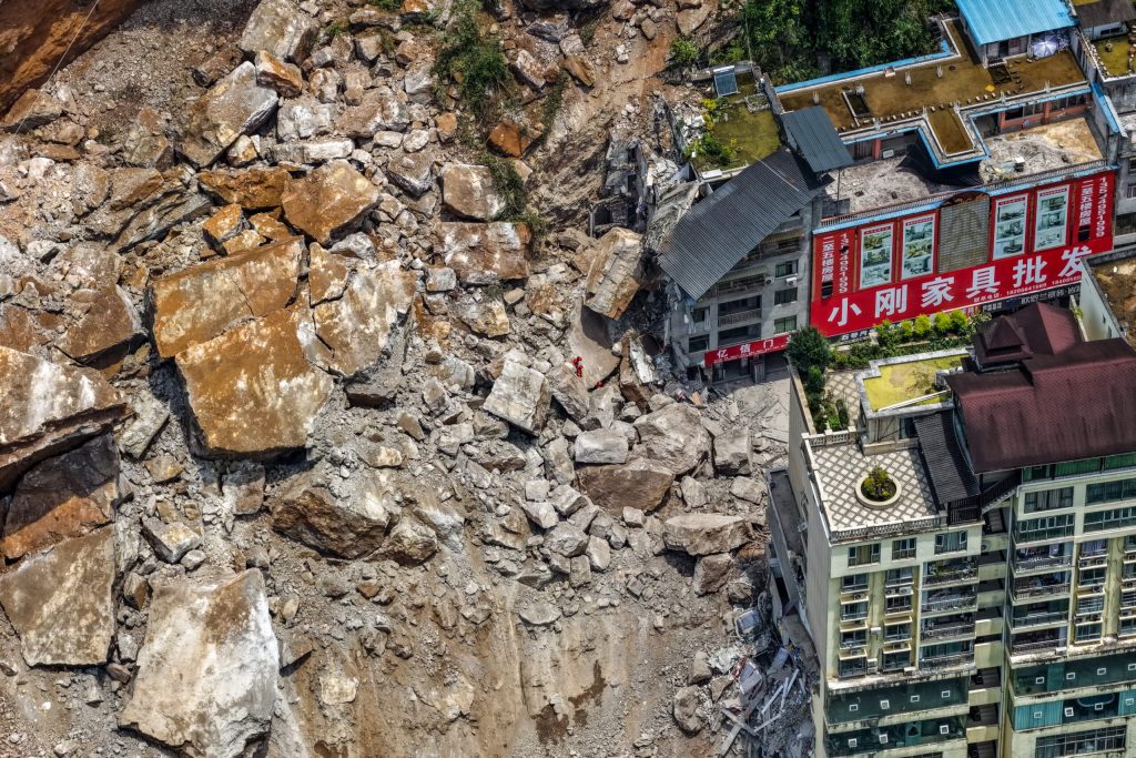Alunecarea de terern din China 8 morti si 34 disparuti Salvatorii cauta suravietuitori in conditii de ploaie