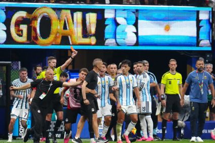Argentina a obținut calificarea în semifinalele Campionatului Mondial după ce a învins Elveția cu 3-1.