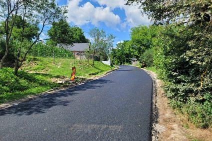 Asfalt nou pe o arteră din Cluj! Drumul spre „satul de piatră” modernizat semnificativ de Consiliul Județean.