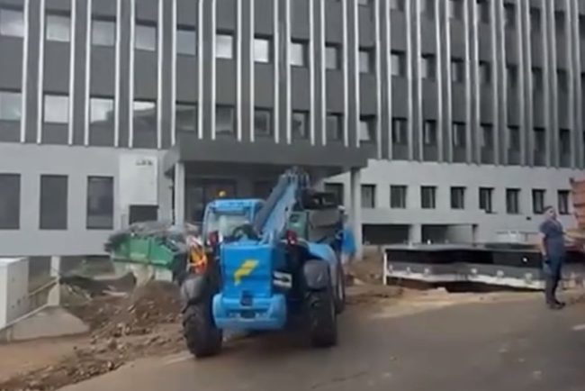 Atentie clujeni traficul este inchis temporar pe strada Pasteur din cauza lucrarilor la noul spital de Neurochirurgie Cand va fi reluata circulatia normala