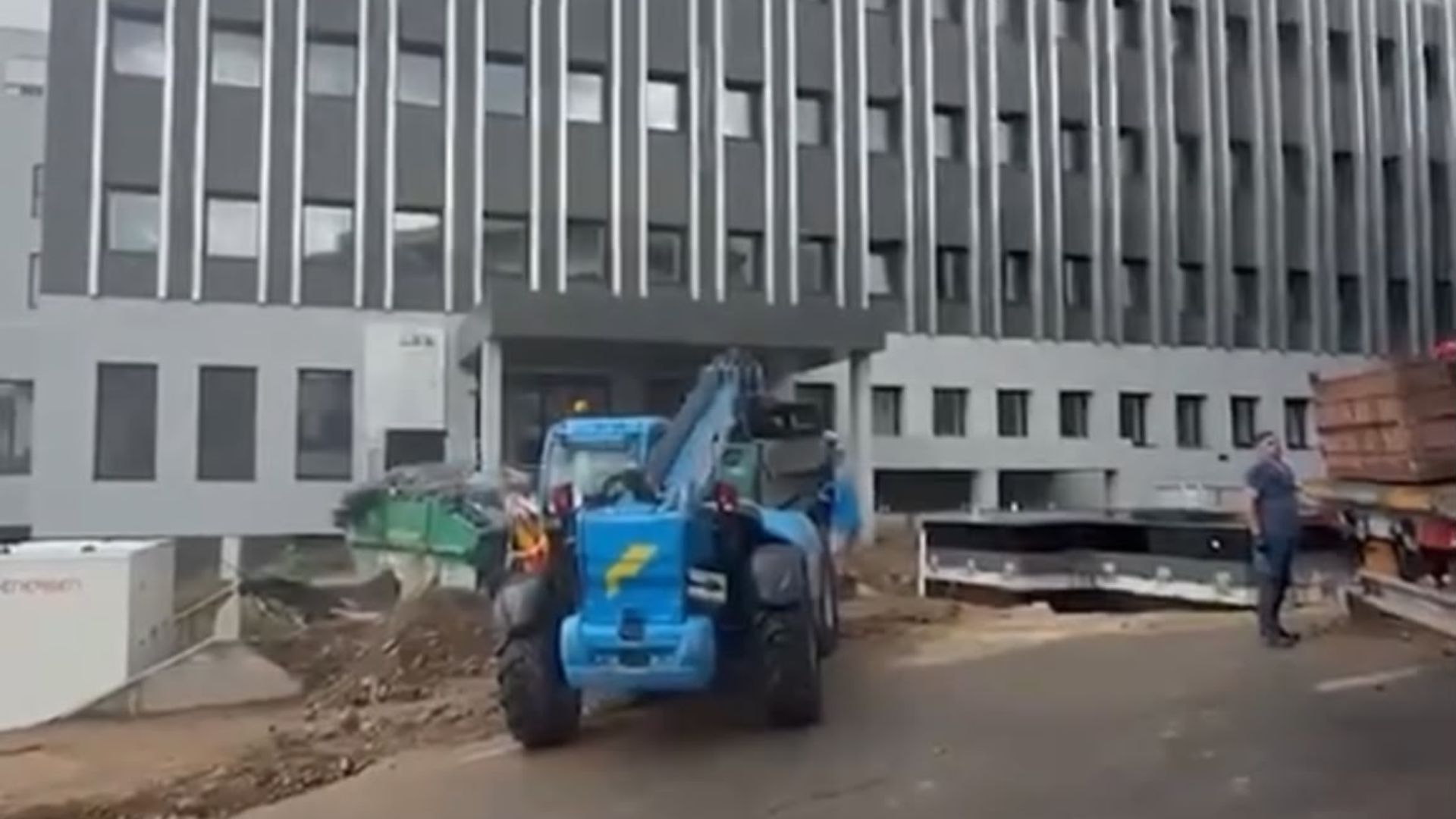 Atentie clujeni traficul este inchis temporar pe strada Pasteur din cauza lucrarilor la noul spital de Neurochirurgie Cand va fi reluata circulatia normala