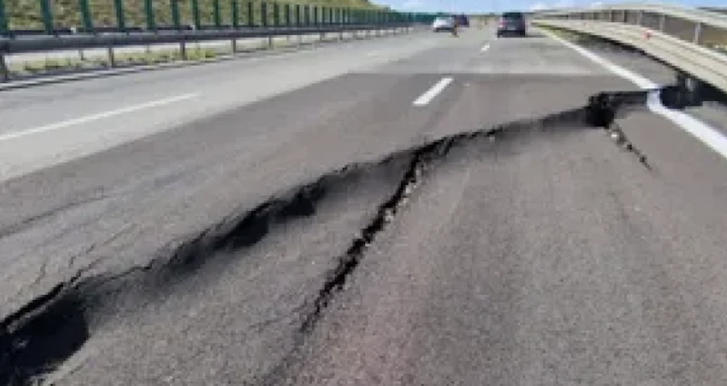 Autostrada A10 se inchide complet pe 17 kilometri soferii vor fi redirectati pe DN 1 dupa ce terenu de la km 66 s a prabusit si mai mult
