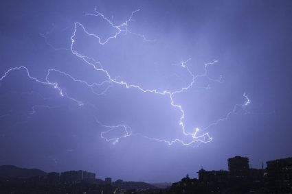 Avertizare cod roșu de furtună în trei județe din Transilvania.