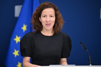 Bruxelles-ul adoptă noile reglementări privind certificatele de emisii. Roxana Mînzatu: „Europa poate să se decarbonizeze fără a-și închide fabricile”. Care sunt avantajele pentru România.