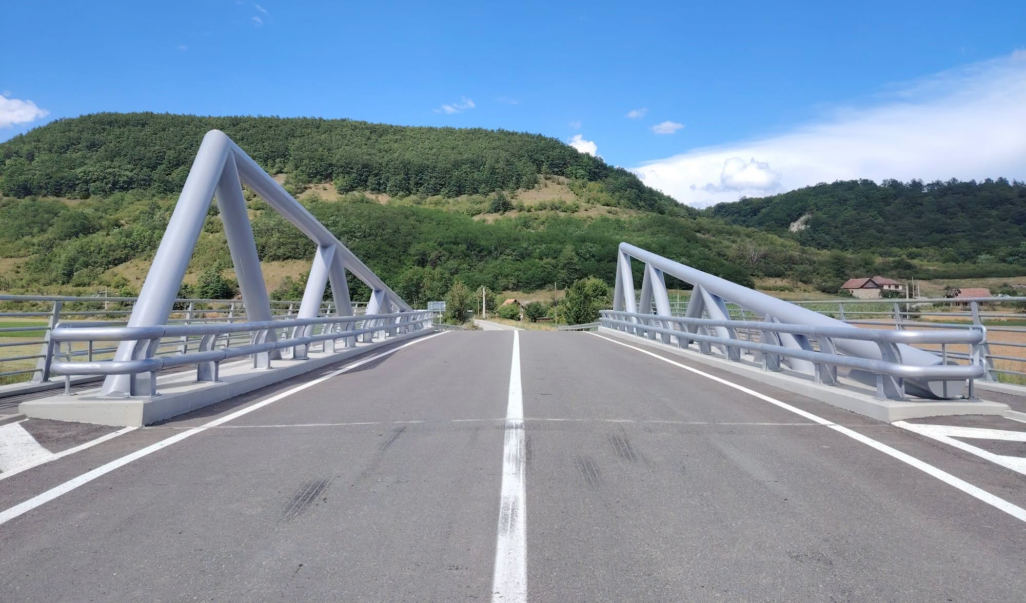 CJ Cluj a dus la bun sfarsit construcia noului pod din Paglisa realizat pe acelasi loc dupa daramarea vechii structuri care era intr o stare avansata de degradare