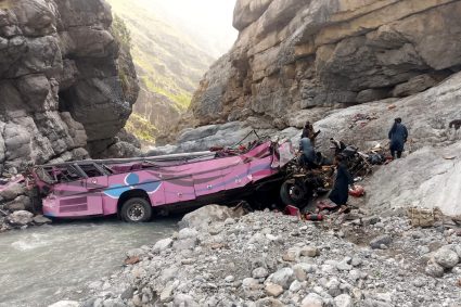 Cel puțin 40 de persoane și-au pierdut viața după ce un autobuz s-a prăbușit într-o prăpastie în Pakistan.