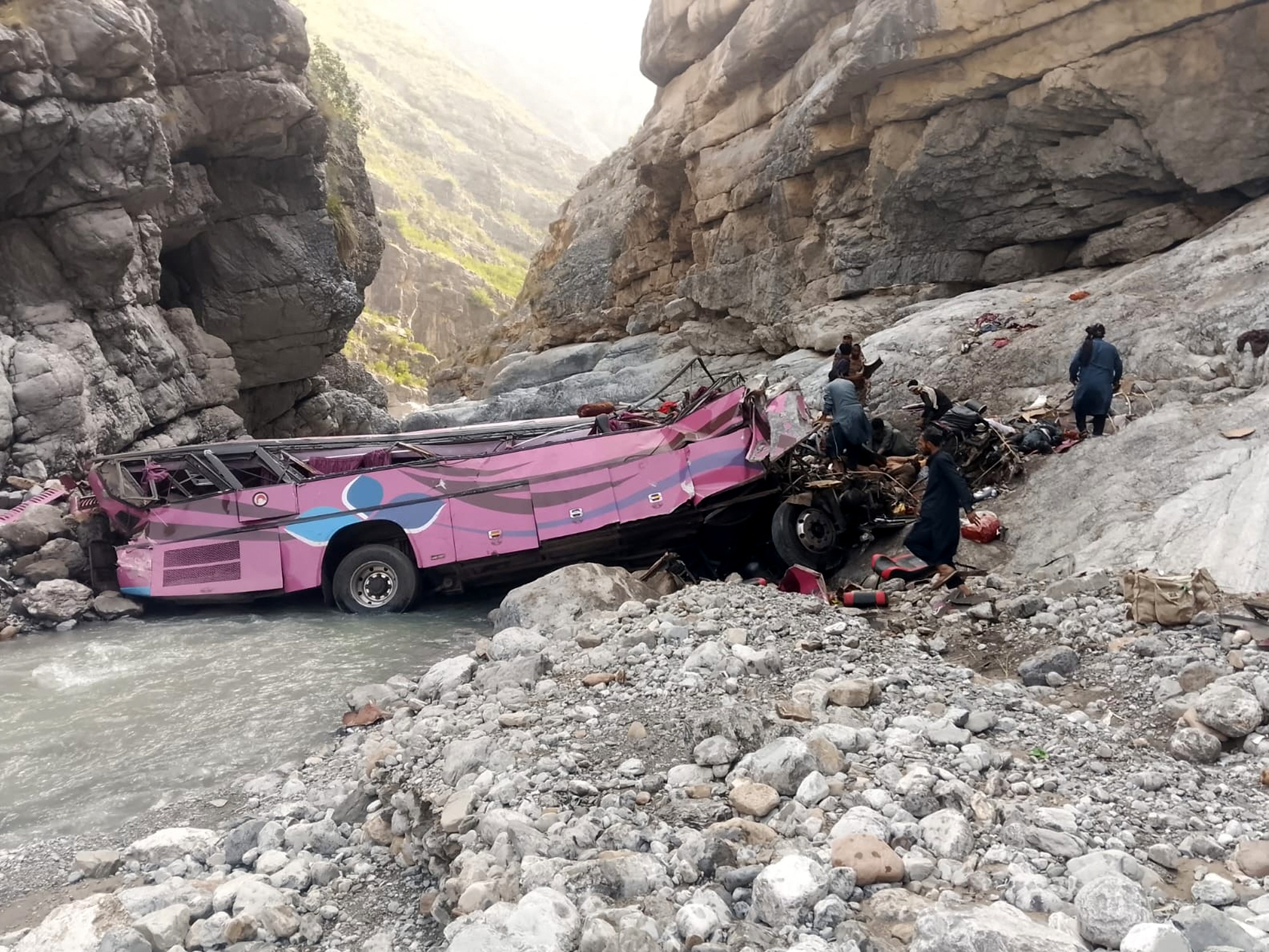 Cel putin 40 de persoane si au pierdut viata dupa ce un autobuz s a prabusit intr o prapastie in Pakistan