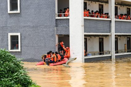 China se pregătește pentru un taifun devastator, după o săptămână cu precipitații abundente.
