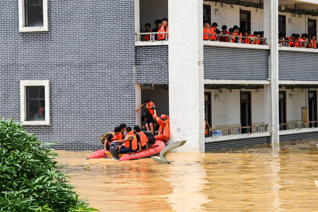 China se pregateste pentru un taifun devastator dupa o saptamana cu precipitatii abundente