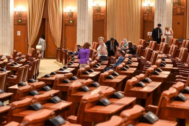 Demnitarii nu mai sunt obligati sa declare banii cash in declaratiile de avere Un amendament a fost votat