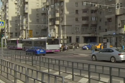 Doar 17 secunde pentru a traversa 6 benzi în Cluj-Napoca! Un clujean a sesizat autoritățile: „Nici mamele cu cărucior nu pot traversa”