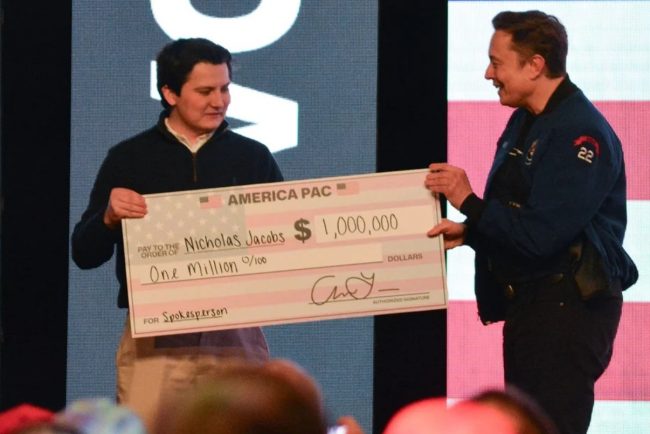 Elon Musk acuzat de incalcarea legii dupa ce a oferit cecuri de cate 1 milion de dolari alegatorilor